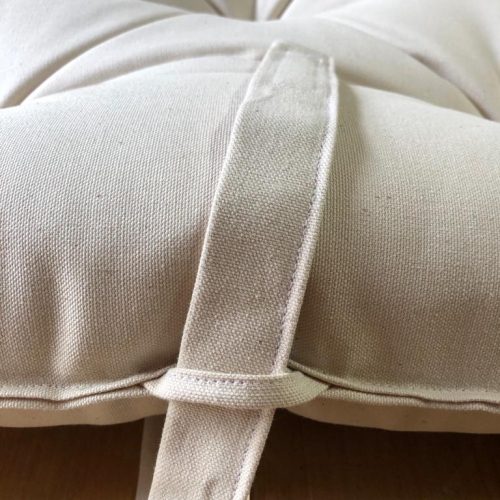 Lien assorti pour rouler le futon avant de le mettre dans le sac