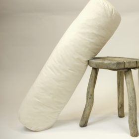 Le traversin garni de billes de laine est muni d'un zip permettant d'adapter le moelleux de l'oreiller à votre confort