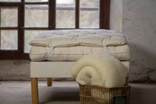 Le surmatelas en laine naturelle apporte un réel confort à l'accueil d'un matelas trop feme
