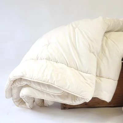 La couette chaude en laine dormilaine a une densité de 450 g/m2 pour passer un hiver au chaud